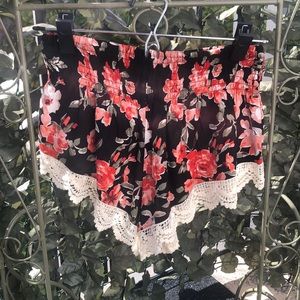 Elastic waist floral print shorts w/ lace trim